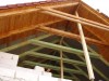 Detail hoblovaného krovu na štítu-balkon v obci Modrá